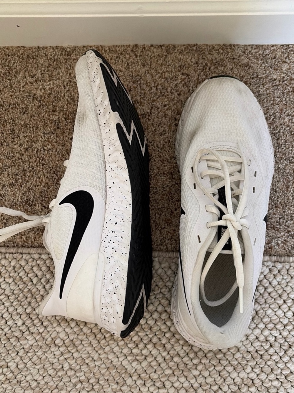 Nike White Athletic Running Shoes with Black Swoosh - Picture 4 of 6